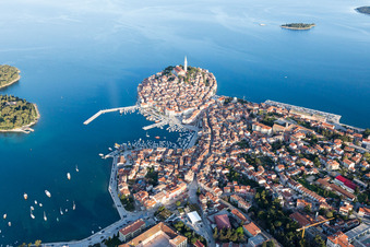 Rovinj dans le département Gespanschaft Istrien, Croatie du point de vue du drone