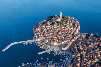 Vue oblique de Vue de la côte méditerranéenne depuis la vieille ville de Rovinj en Istrie, en Croatie. Ce promontoire caractéristique se trouve sur la côte ouest de la péninsule d'Istrie. à Rovinj dans le département Gespanschaft Istrien, Croatie