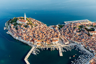 Vue de la côte méditerranéenne depuis la vieille ville de Rovinj en Istrie, en Croatie. Ce promontoire caractéristique se trouve sur la côte ouest de la péninsule d'Istrie. à Rovinj dans le département Gespanschaft Istrien, Croatie d'en haut