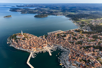 Vue de la côte méditerranéenne depuis la vieille ville de Rovinj en Istrie, en Croatie. Ce promontoire caractéristique se trouve sur la côte ouest de la péninsule d'Istrie. à Rovinj dans le département Gespanschaft Istrien, Croatie hors des airs