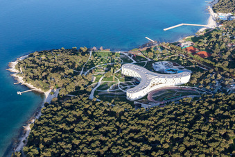 Photographie aérienne de Complexe de bâtiments à trois ailes et parc de l'hôtel familial Amarin sur la côte adriatique en Istrie - Istarska zupanija à Rovinj dans le département Gespanschaft Istrien, Croatie
