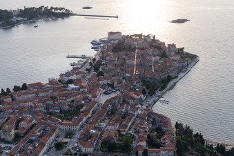 Poreč dans le département Gespanschaft Istrien, Croatie du point de vue du drone