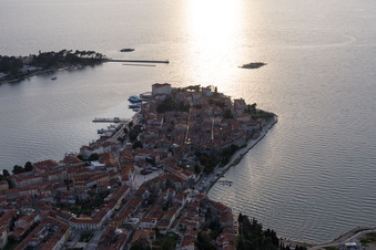 Poreč dans le département Gespanschaft Istrien, Croatie d'un drone