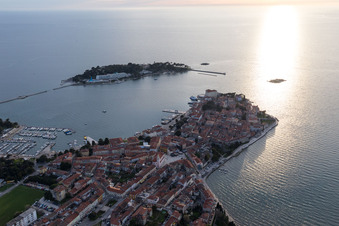 Poreč dans le département Gespanschaft Istrien, Croatie vu d'un drone