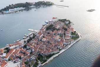 Vue aérienne de Poreč dans le département Gespanschaft Istrien, Croatie