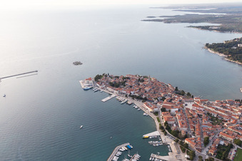 Poreč dans le département Gespanschaft Istrien, Croatie depuis l'avion