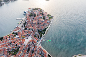 Poreč dans le département Gespanschaft Istrien, Croatie vue du ciel