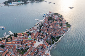Poreč dans le département Gespanschaft Istrien, Croatie du point de vue du drone
