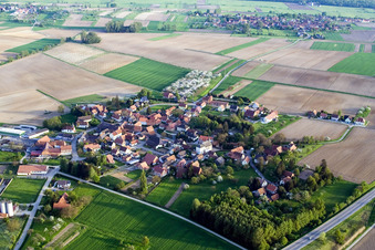 Vue aérienne de Vue sur le village à Betschdorf dans le département Bas Rhin, France