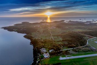 Vue aérienne de Reflet du soleil couchant sur la surface de l'eau de la mer Adriatique en Istrie - Istarska zupanija à Vrsar dans le département Gespanschaft Istrien, Croatie