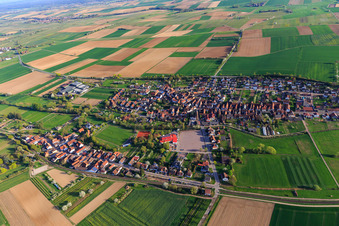 Vue aérienne de Vue d'ensemble du village depuis le nord au printemps à le quartier Kapellen in Kapellen-Drusweiler dans le département Rhénanie-Palatinat, Allemagne