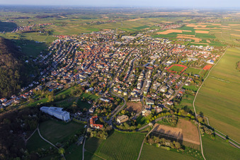 Vue aérienne de Vue de la station thermale au printemps depuis l'ouest à Bad Bergzabern dans le département Rhénanie-Palatinat, Allemagne