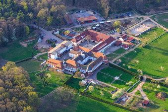 Vue aérienne de Pension pour chevaux au monastère de Liebfrauenberg au printemps à Bad Bergzabern dans le département Rhénanie-Palatinat, Allemagne