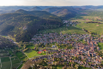 Vue oblique de Ruines du château de Landeck à Klingenmünster dans le département Rhénanie-Palatinat, Allemagne