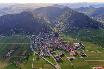 Vue aérienne de Village viticole au bord du Haardt vu de l'est au printemps à Eschbach dans le département Rhénanie-Palatinat, Allemagne