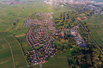 Vue aérienne de Vue de la ville au printemps depuis l'ouest à le quartier Godramstein in Landau in der Pfalz dans le département Rhénanie-Palatinat, Allemagne