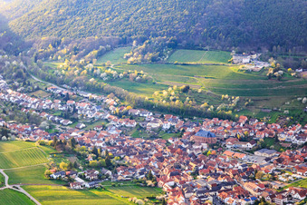 Vue aérienne de Vue du village viticole au printemps depuis l'est à le quartier SaintMartin in Sankt Martin dans le département Rhénanie-Palatinat, Allemagne