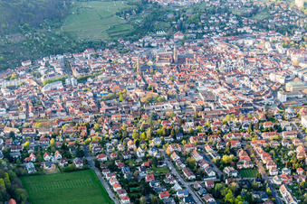 Enregistrement par drone de Neustadt an der Weinstraße dans le département Rhénanie-Palatinat, Allemagne