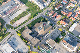 Vue aérienne de Gratte-ciel du bureau de poste à Neustadt an der Weinstraße dans le département Rhénanie-Palatinat, Allemagne