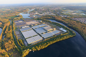 Vue oblique de Île verte dans le Lingenfeld Altrhein avec le centre logistique mondial Mercedes-Benz et MOSOLF Logistics & Services GmbH à Germersheim dans le département Rhénanie-Palatinat, Allemagne