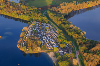 Vue aérienne de Lac de baignade Lingenfeld et camping Lingenfeld - Zone de loisirs locale Lingenfelder Altrheinlandschaft au printemps à Lingenfeld dans le département Rhénanie-Palatinat, Allemagne