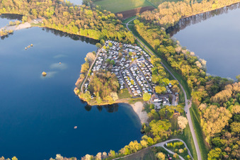 Vue aérienne de Lac de carrière à Lingenfeld dans le département Rhénanie-Palatinat, Allemagne