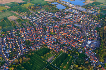 Vue aérienne de Église Saint-Guy au centre-ville depuis l'ouest à le quartier Rheinsheim in Philippsburg dans le département Bade-Wurtemberg, Allemagne