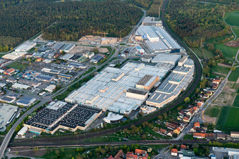 Agrandissement - nouvelle construction - chantier dans les bâtiments et halls de production de l'usine SEW-EURODRIVE GmbH & Co KG à le quartier Graben in Graben-Neudorf dans le département Bade-Wurtemberg, Allemagne vue du ciel