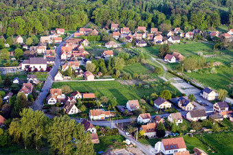 Vue aérienne de Vue des rues et des maisons dans les quartiers résidentiels à Biblisheim dans le département Bas Rhin, France