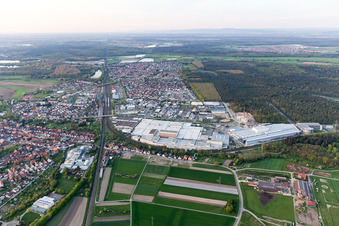 Agrandissement - nouvelle construction - chantier dans les bâtiments et halls de production de l'usine SEW-EURODRIVE GmbH & Co KG à le quartier Graben in Graben-Neudorf dans le département Bade-Wurtemberg, Allemagne d'un drone