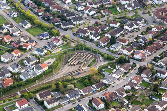 Vue aérienne de Dernier arrêt du S-Bahn à le quartier Hochstetten in Linkenheim-Hochstetten dans le département Bade-Wurtemberg, Allemagne