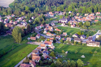 Vue aérienne de Vue des rues et des maisons dans les quartiers résidentiels à Biblisheim dans le département Bas Rhin, France