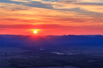Vue aérienne de Coucher de soleil dans la plaine du Rhin à Rohrbach dans le département Rhénanie-Palatinat, Allemagne