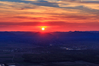Vue aérienne de Coucher de soleil dans la plaine du Rhin à Rohrbach dans le département Rhénanie-Palatinat, Allemagne