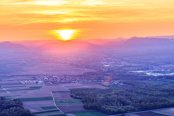 Vue aérienne de Coucher de soleil dans la plaine du Rhin à Steinweiler dans le département Rhénanie-Palatinat, Allemagne