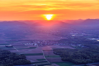 Vue aérienne de Coucher de soleil dans la plaine du Rhin à Steinweiler dans le département Rhénanie-Palatinat, Allemagne