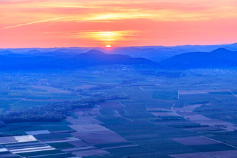Vue aérienne de Coucher de soleil à Billigheimer Bruch à le quartier Ingenheim in Billigheim-Ingenheim dans le département Rhénanie-Palatinat, Allemagne