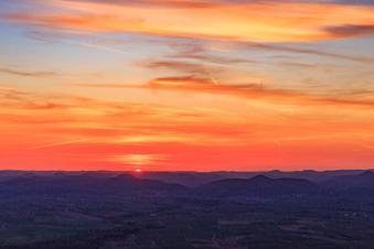 Vue aérienne de Coucher de soleil sur la forêt du Palatinat à Klingenmünster dans le département Rhénanie-Palatinat, Allemagne