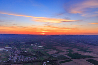 Vue aérienne de Coucher de soleil dans la plaine du Rhin à Winden dans le département Rhénanie-Palatinat, Allemagne