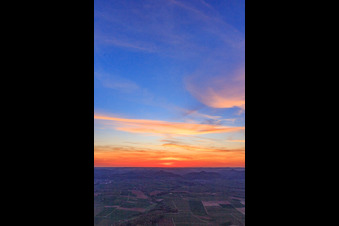 Vue aérienne de Coucher de soleil sur la forêt du Palatinat à le quartier Gleiszellen in Gleiszellen-Gleishorbach dans le département Rhénanie-Palatinat, Allemagne