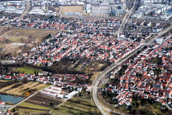 Vue aérienne de De l'ouest à le quartier Knielingen in Karlsruhe dans le département Bade-Wurtemberg, Allemagne