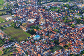 Vue aérienne de Église ovale de St. Johannes Mußbach à le quartier Mußbach an der Weinstraße in Neustadt an der Weinstraße dans le département Rhénanie-Palatinat, Allemagne