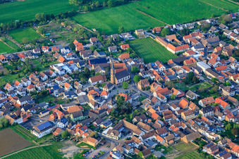 Vue aérienne de Centre-ville avec l'église catholique Saint-Martin à Ruppertsberg dans le département Rhénanie-Palatinat, Allemagne