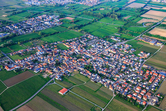 Vue aérienne de Vue de la ville depuis le sud-ouest à Ruppertsberg dans le département Rhénanie-Palatinat, Allemagne