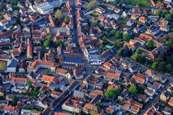 Vue aérienne de Place du marché avec l'hôtel Deidesheimer Hof et l'église paroissiale Saint-Ulrich à Deidesheim dans le département Rhénanie-Palatinat, Allemagne