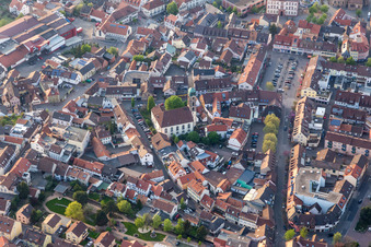 Vue aérienne de Place de la ville Burgstraße à Bad Dürkheim dans le département Rhénanie-Palatinat, Allemagne