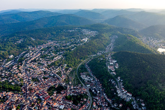 Vue aérienne de De l'ouest à le quartier Hausen in Bad Dürkheim dans le département Rhénanie-Palatinat, Allemagne