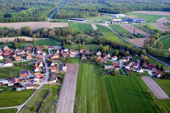 Vue aérienne de Vue sur le village à Walbourg dans le département Bas Rhin, France
