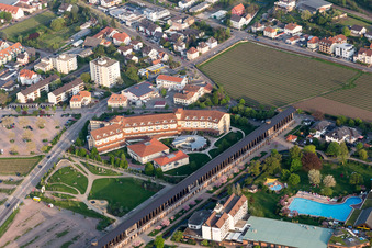 Vue aérienne de Bâtiment du festival et spa - MEDIAN Park Clinic au Gradierbau à le quartier Pfeffingen in Bad Dürkheim dans le département Rhénanie-Palatinat, Allemagne
