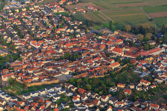 Vue aérienne de Vieille ville historique derrière les remparts de la ville, vue du nord-ouest à Wachenheim an der Weinstraße dans le département Rhénanie-Palatinat, Allemagne